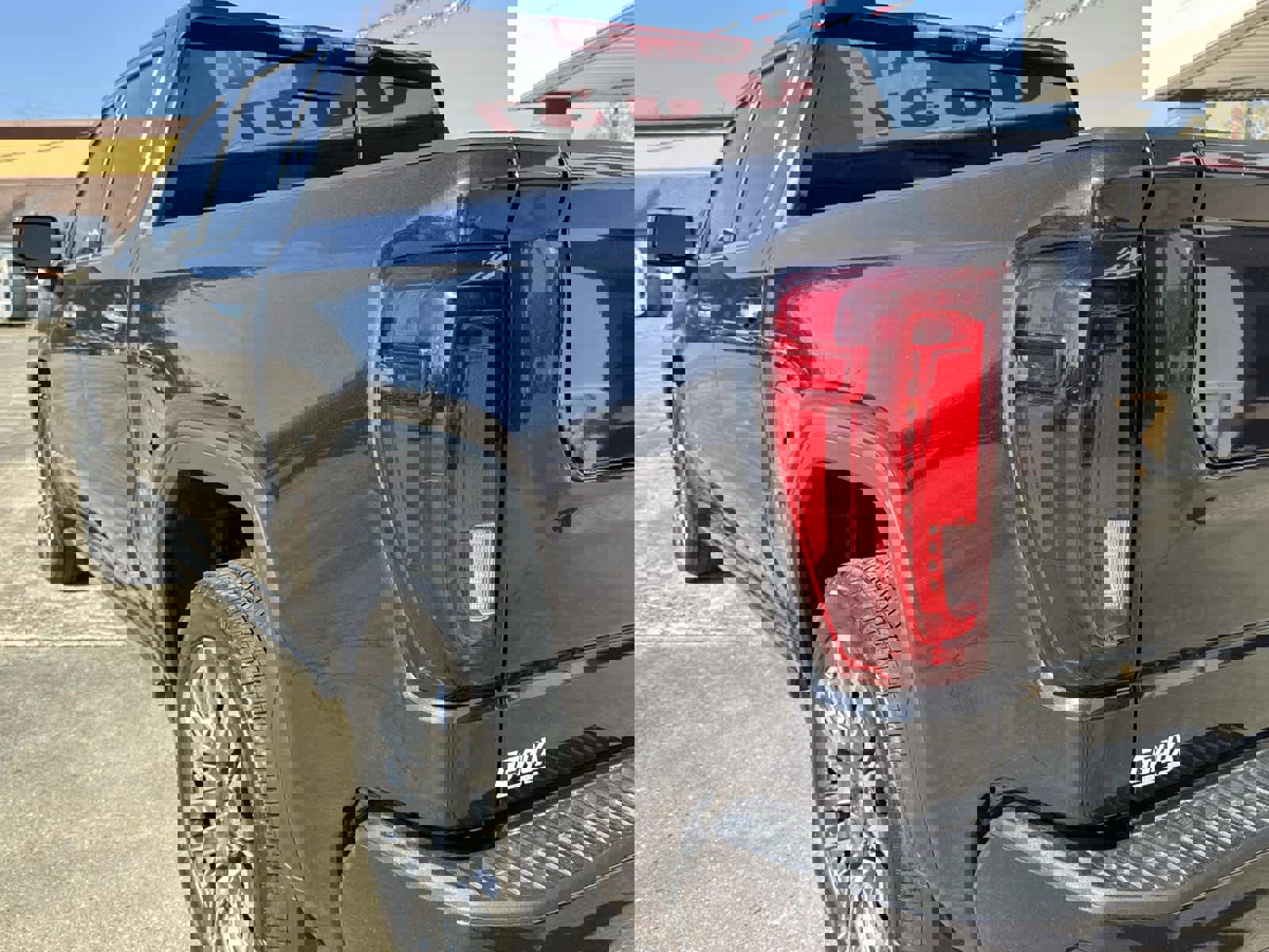 Used 2025 GMC Sierra 1500 Denali Ultimate image 9