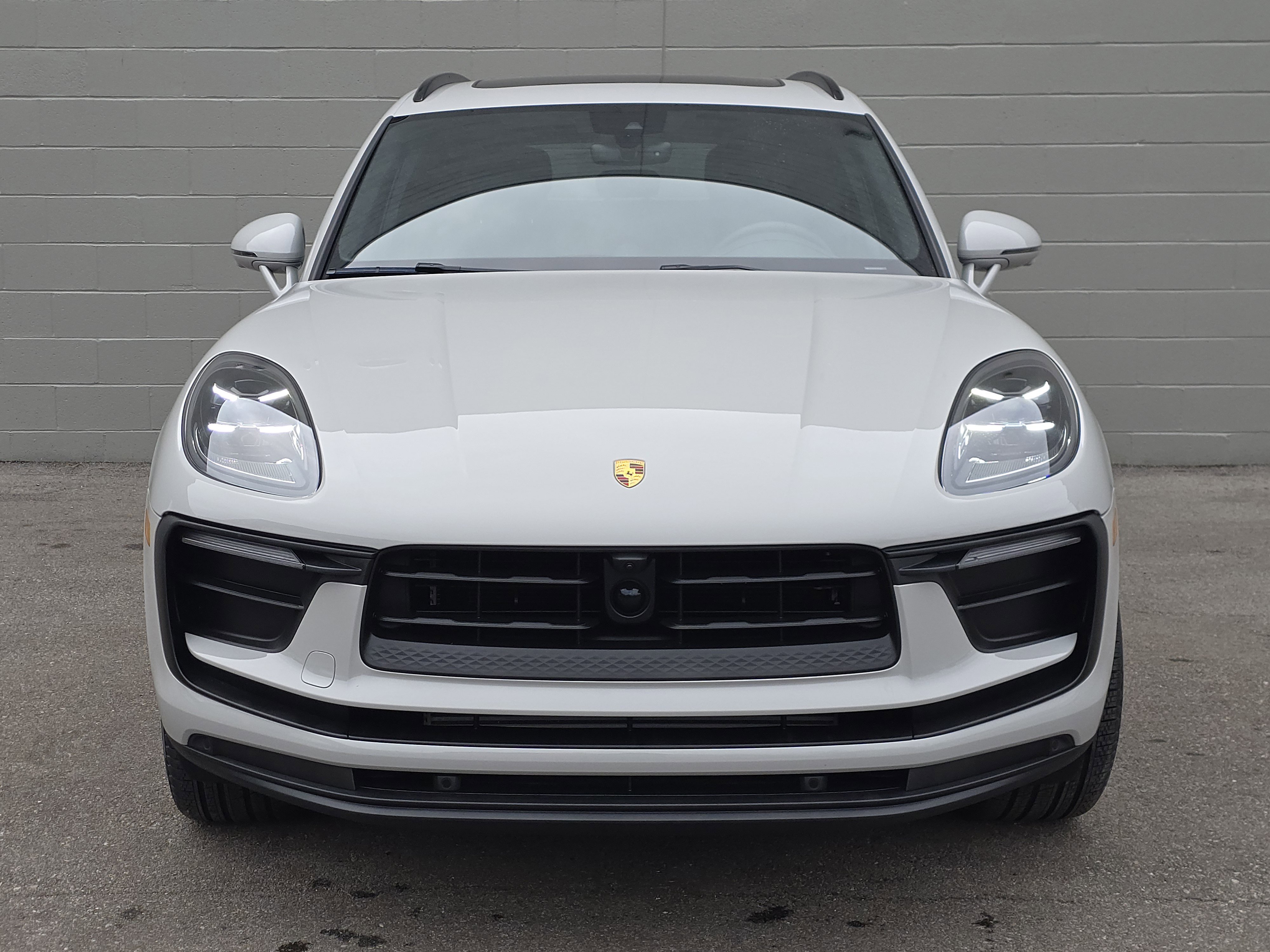 Certified 2025 Porsche Macan AWD/4WD image 6