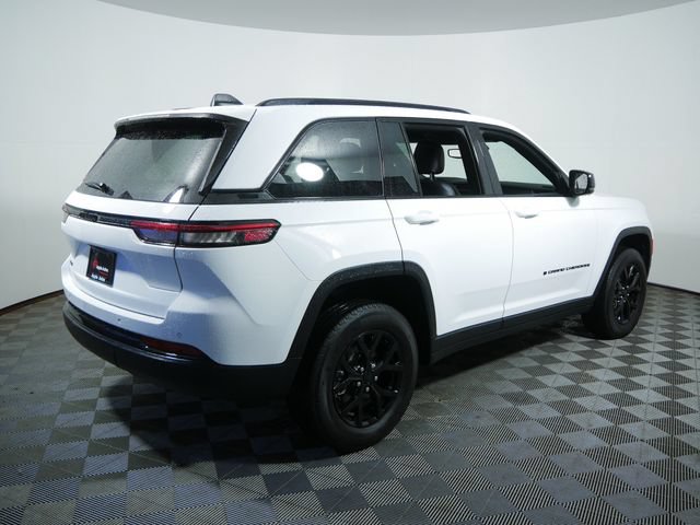 Used 2024 Jeep Grand Cherokee Altitude AWD/4WD image 3