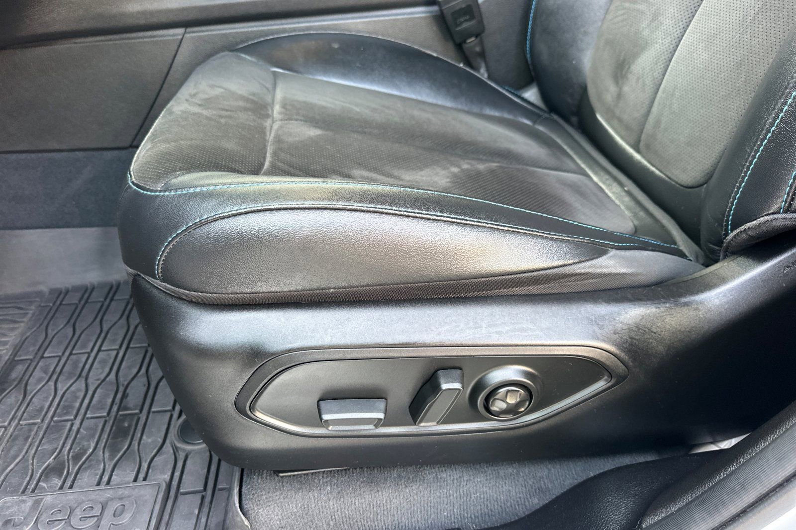 Used 2023 Jeep Grand Cherokee Trailhawk image 13