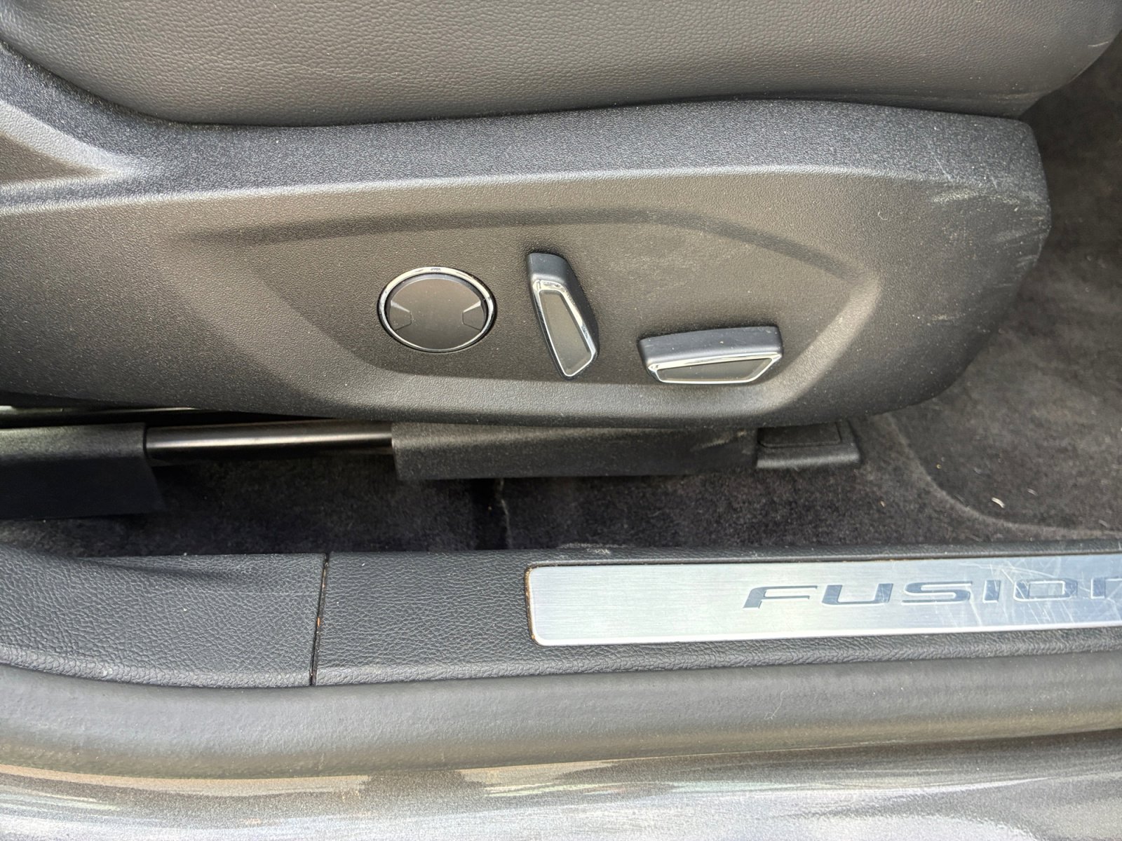 Used 2018 Ford Fusion Titanium image 28