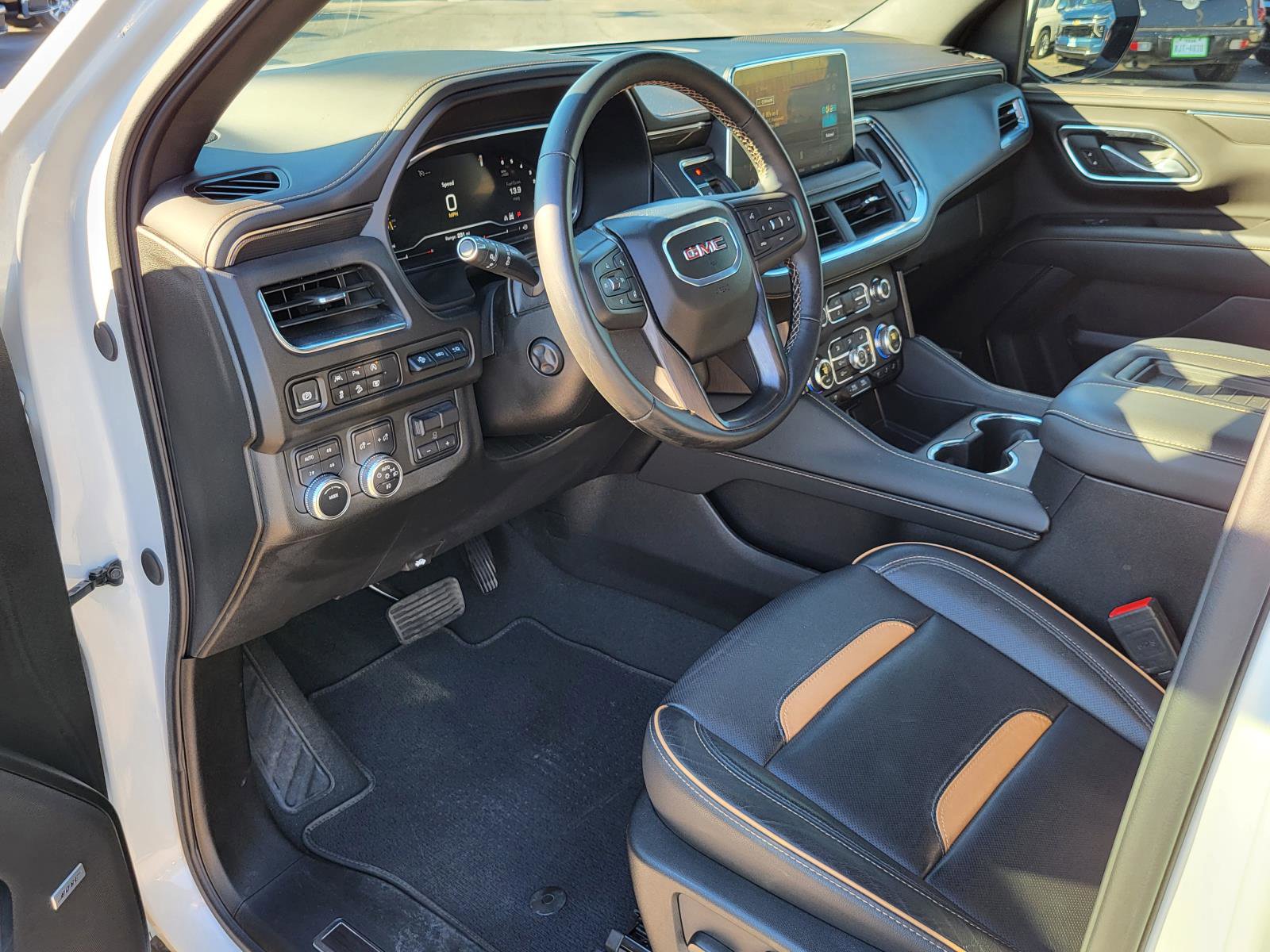 Used 2024 GMC Yukon AT4 w/ Technology Package image 16