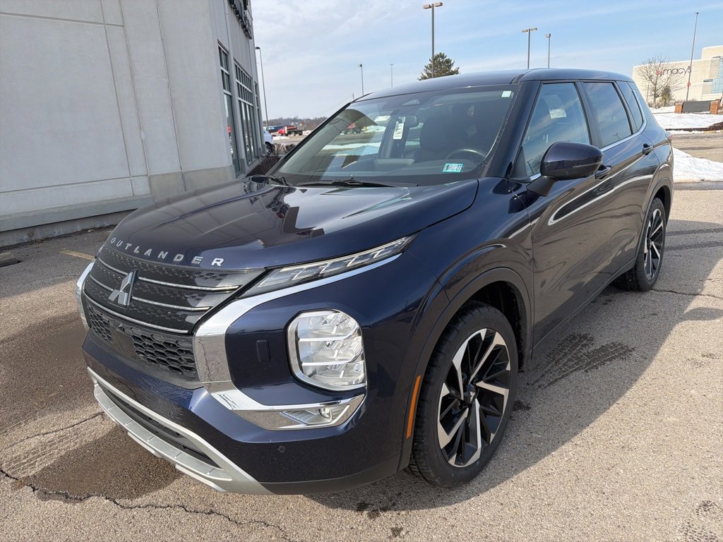 Used 2022 Mitsubishi Outlander SE image 3