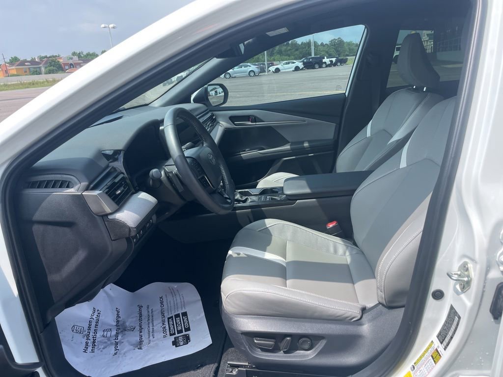 Used 2025 Toyota Camry SE w/ Convenience Package FWD image 16