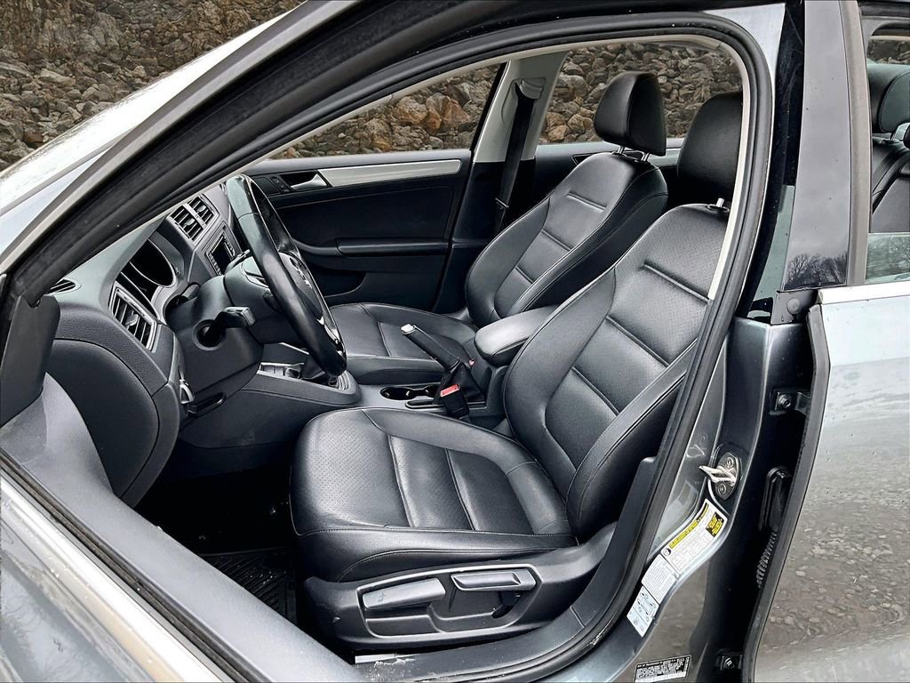 Used 2017 Volkswagen Jetta SE image 23