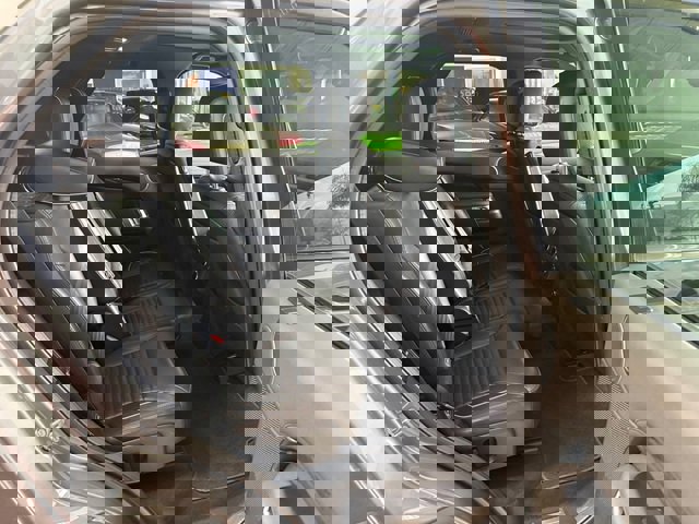 Used 2019 Land Rover Discovery HSE image 9