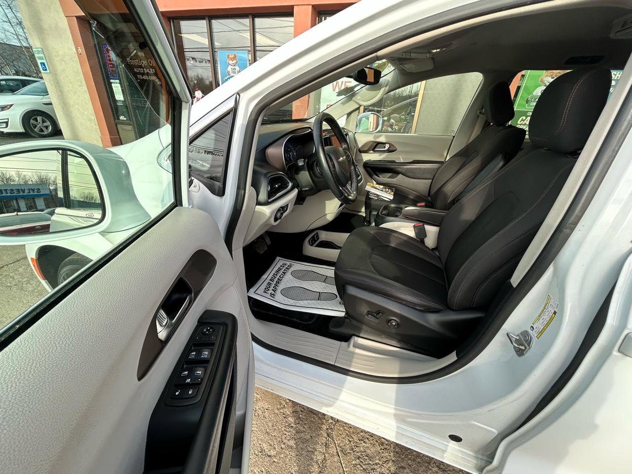 Used 2019 Chrysler Pacifica Touring Plus w/ Tire & Wheel Group image 9