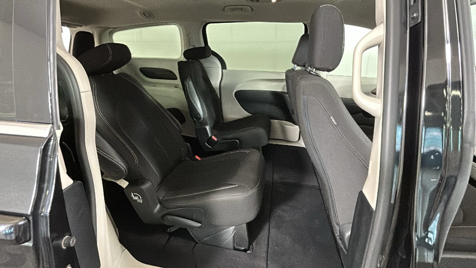 Used 2022 Chrysler Voyager LX FWD image 34