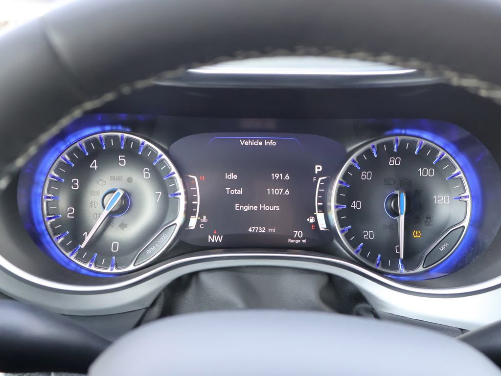 Used 2025 Chrysler Pacifica Limited image 32