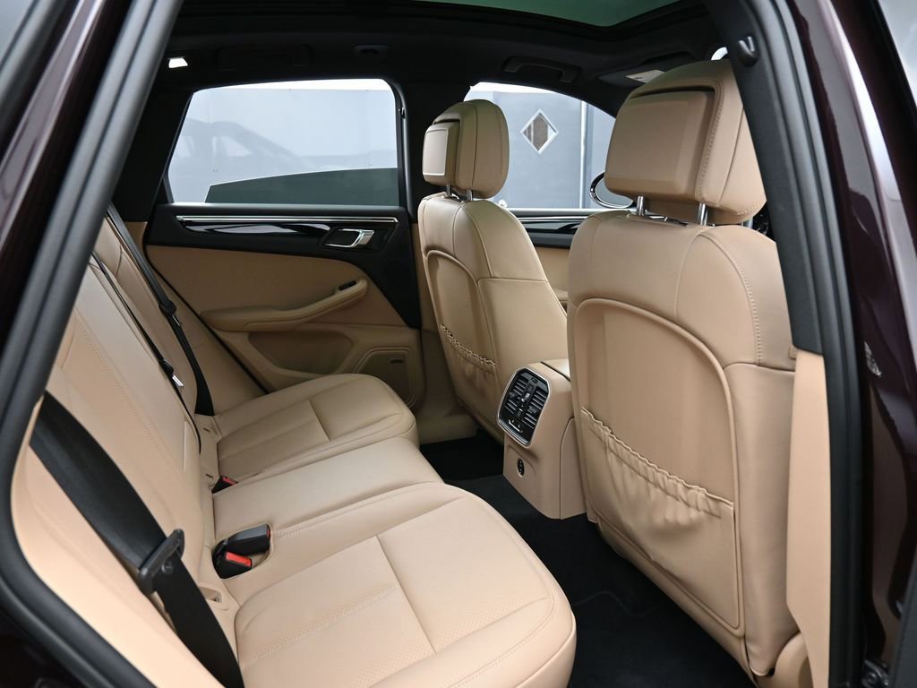 Certified 2025 Porsche Macan image 28