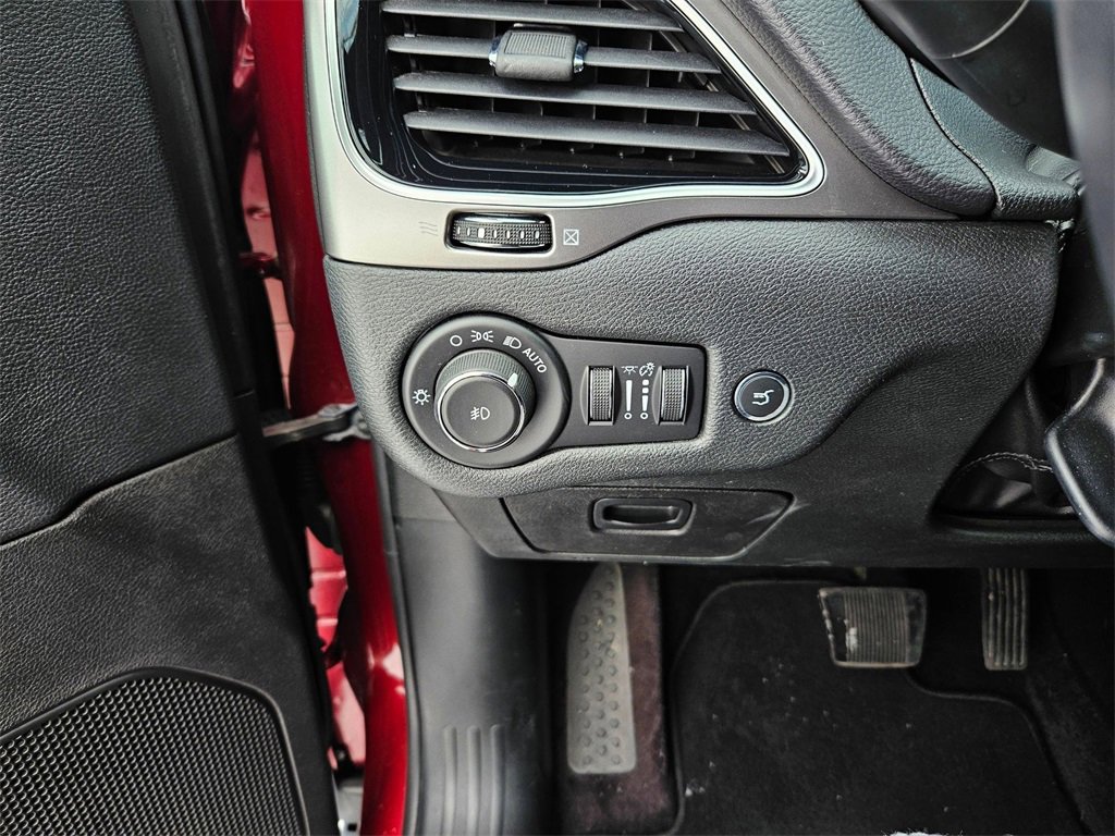 Used 2019 Jeep Cherokee Limited image 16