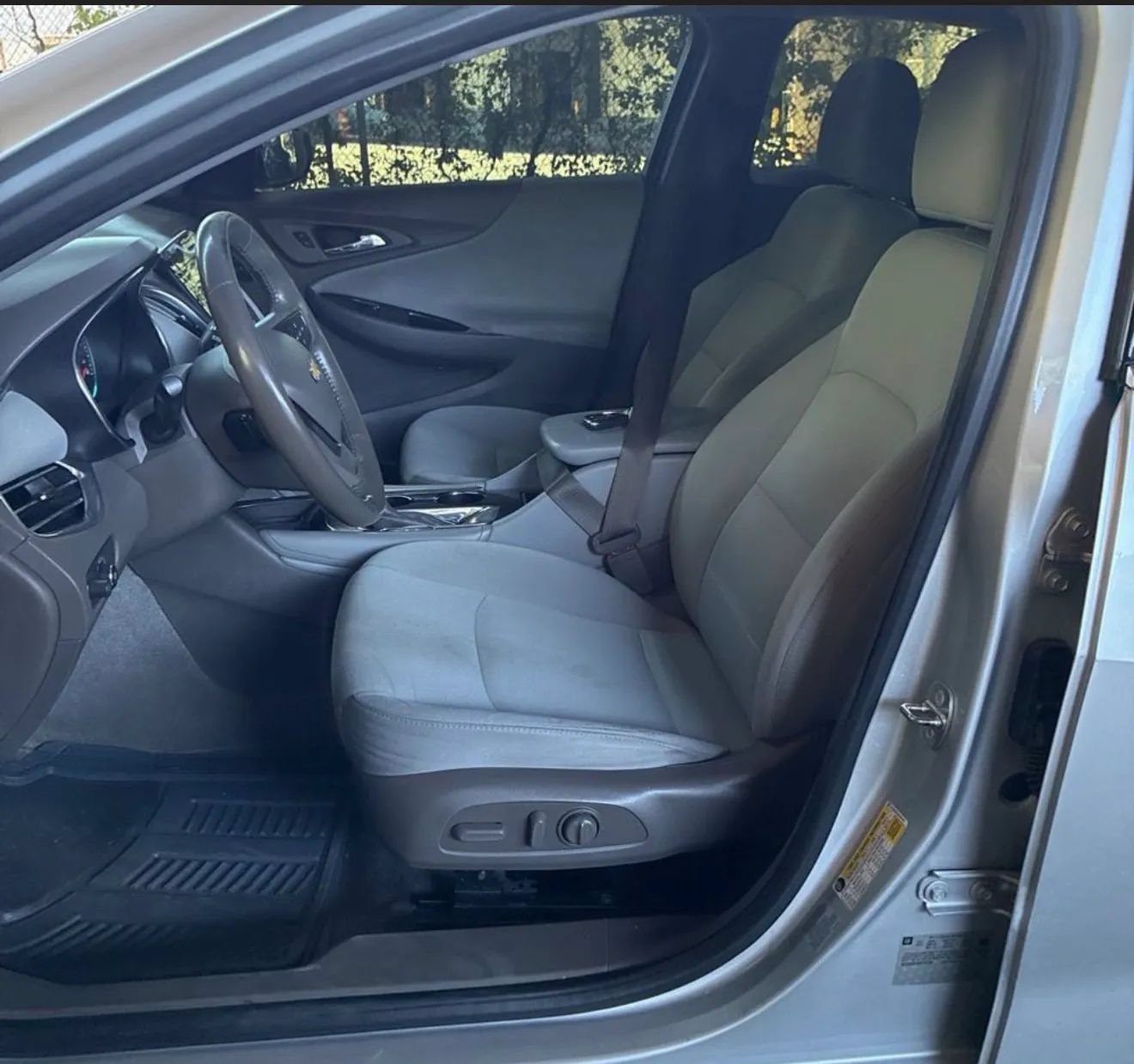 Used 2017 Chevrolet Malibu LT FWD image 4