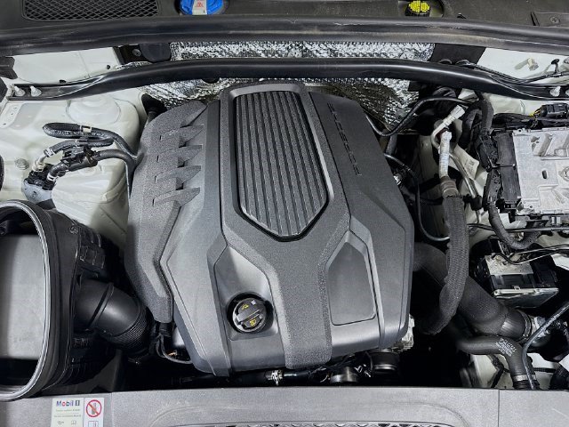 Used 2023 Porsche Macan AWD/4WD image 38