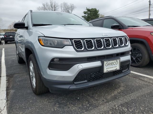 Used 2024 Jeep Compass Latitude w/ Convenience Group AWD/4WD image 2