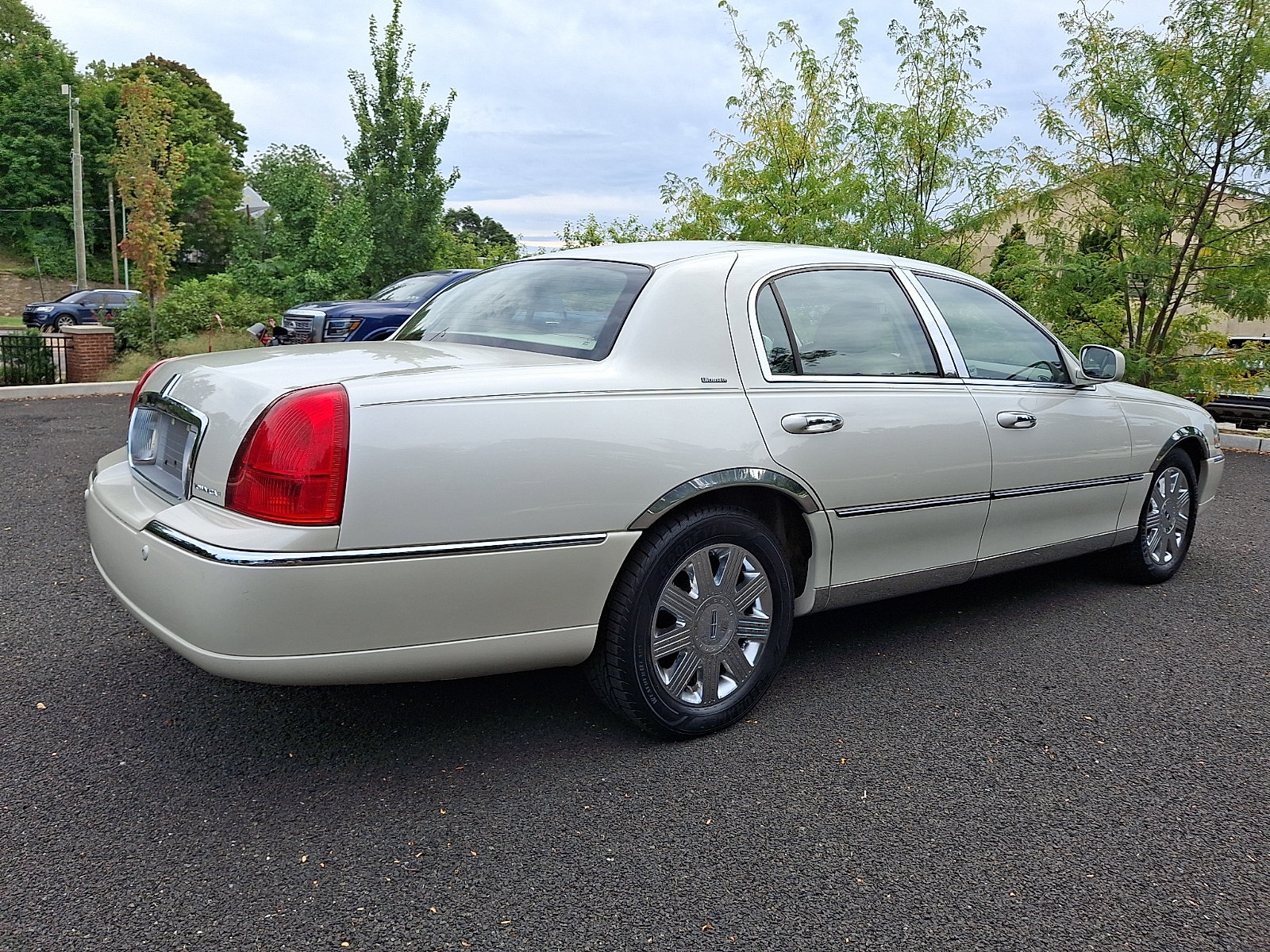 Used 2004 Lincoln Town Car Ultimate RWD image 6