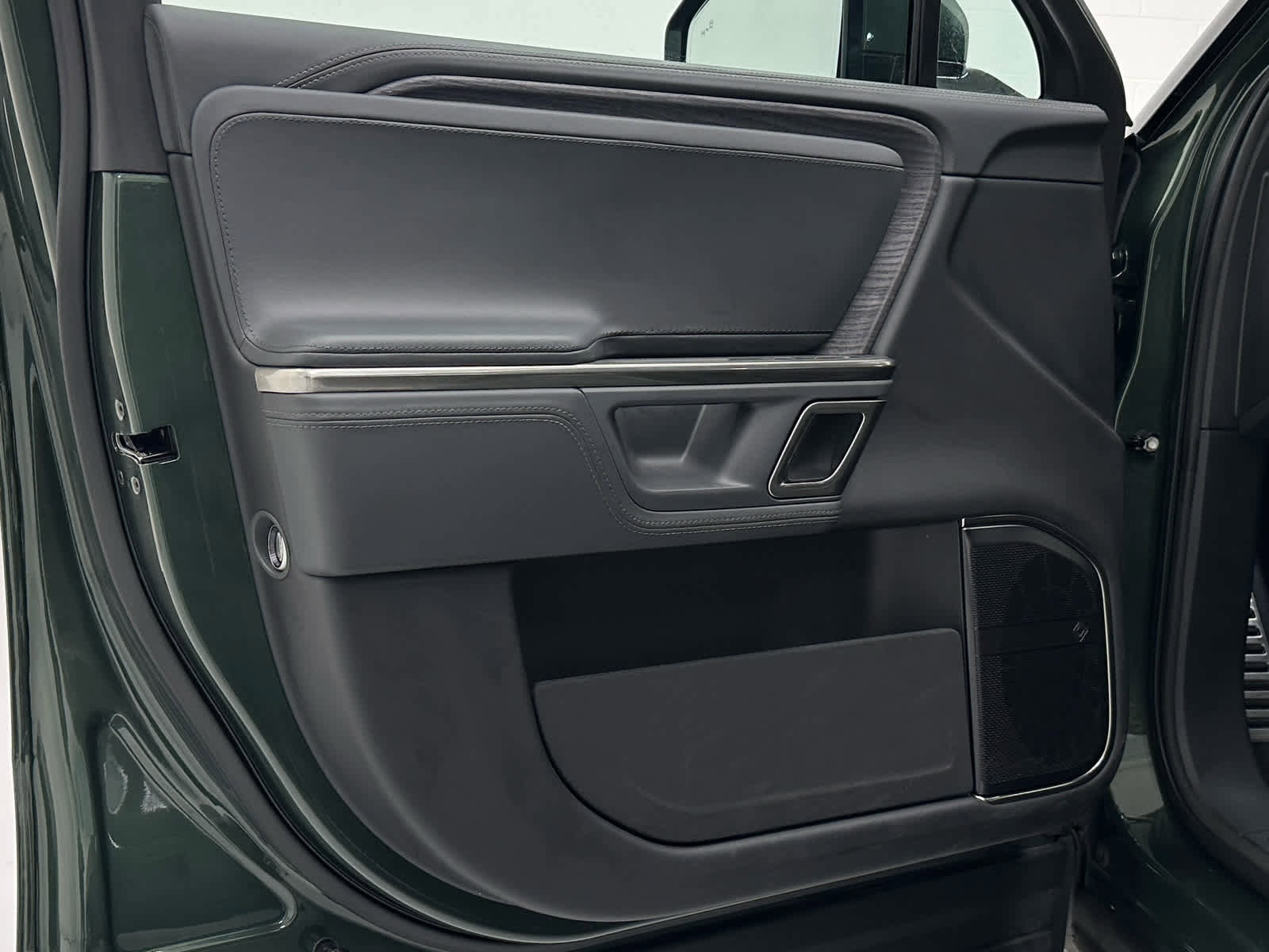 Used 2024 Rivian R1S Adventure image 25