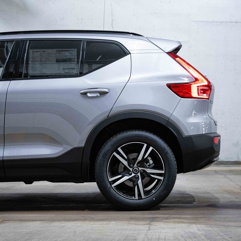 New 2026 Volvo XC40 B5 Core AWD/4WD image 4