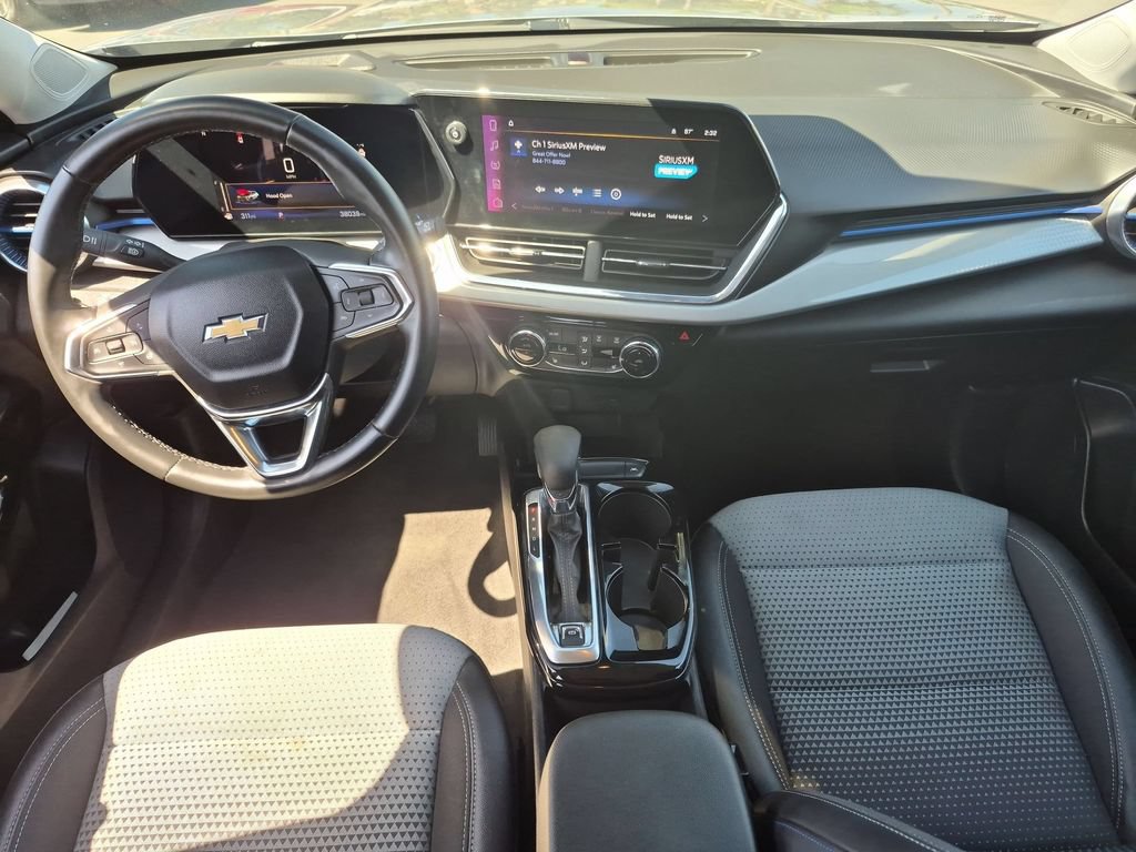Used 2025 Chevrolet Trax LT w/ LT Convenience Package FWD image 26