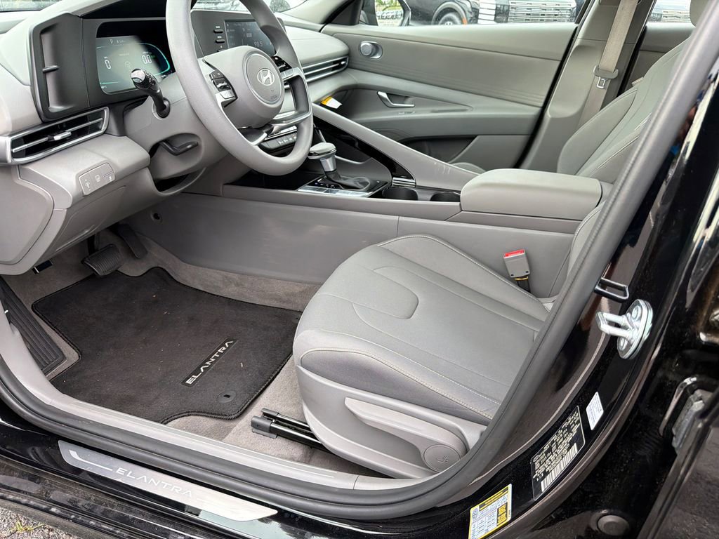 Used 2026 Hyundai Elantra Hybrid FWD image 9