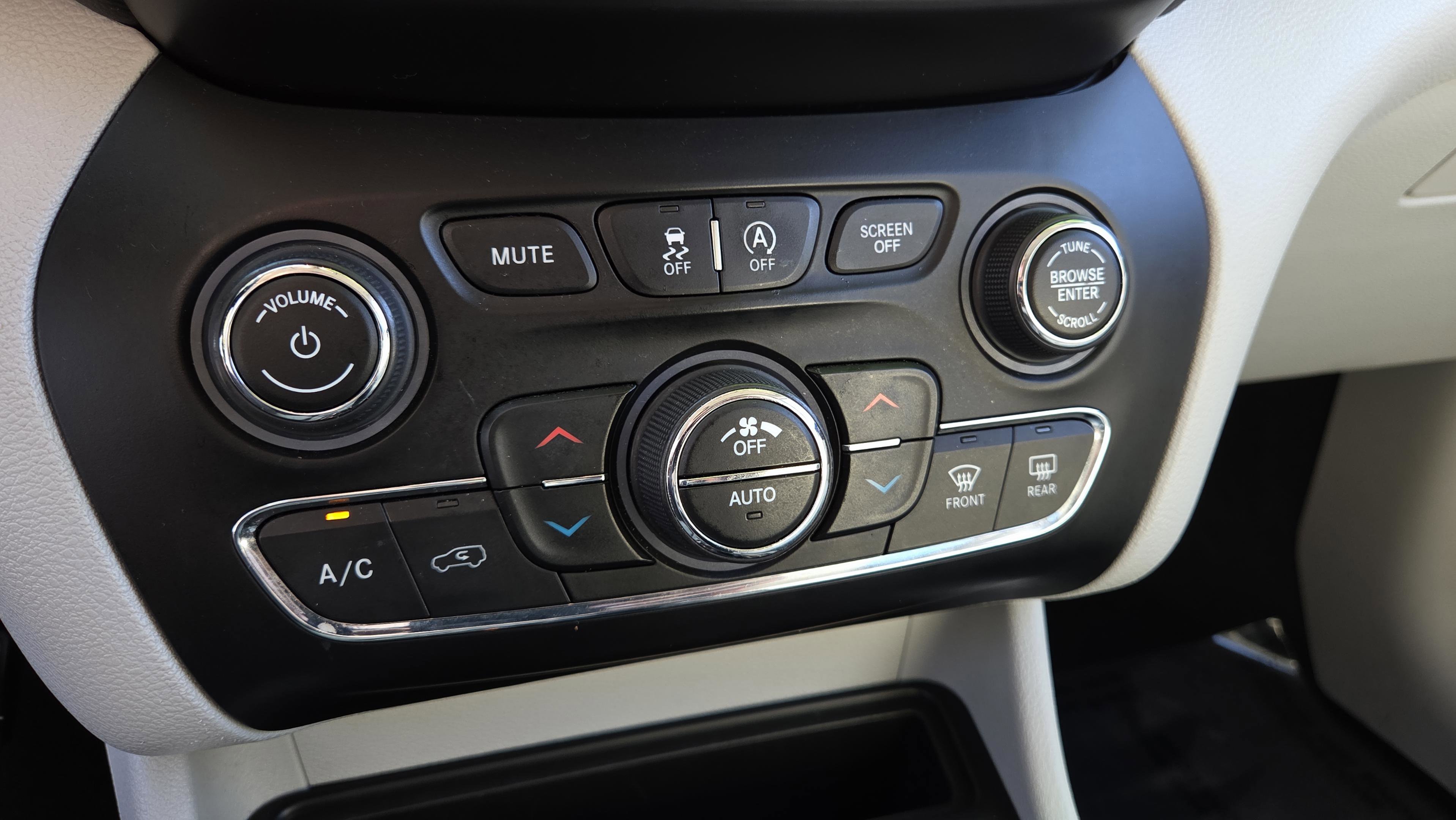 Used 2019 Jeep Cherokee Limited image 34