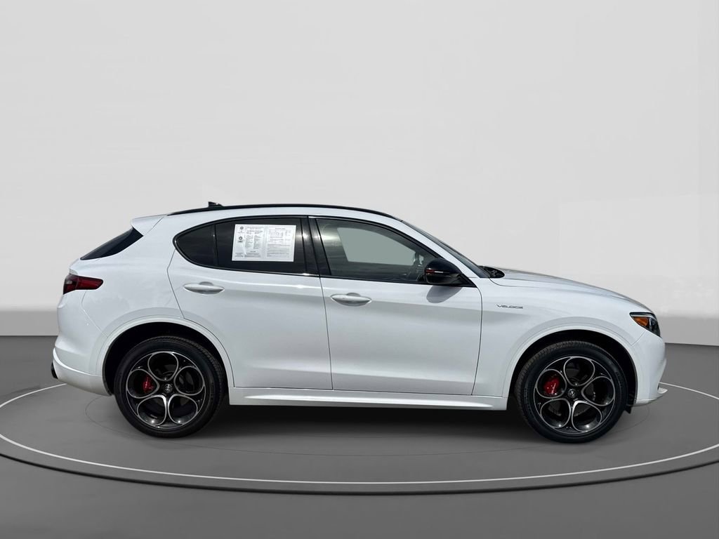 Used 2023 Alfa Romeo Stelvio Veloce image 3