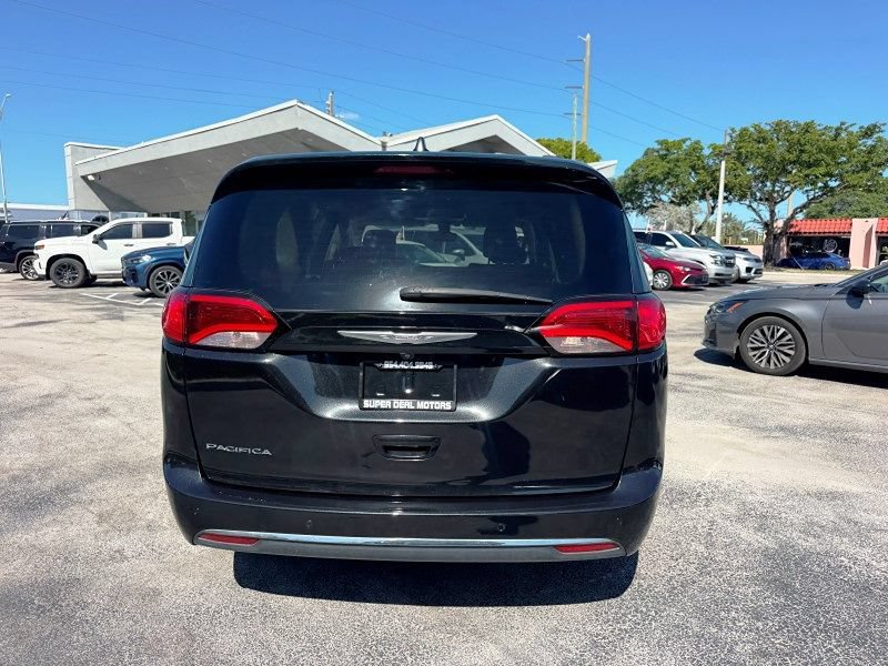 Used 2017 Chrysler Pacifica Touring-L FWD image 6