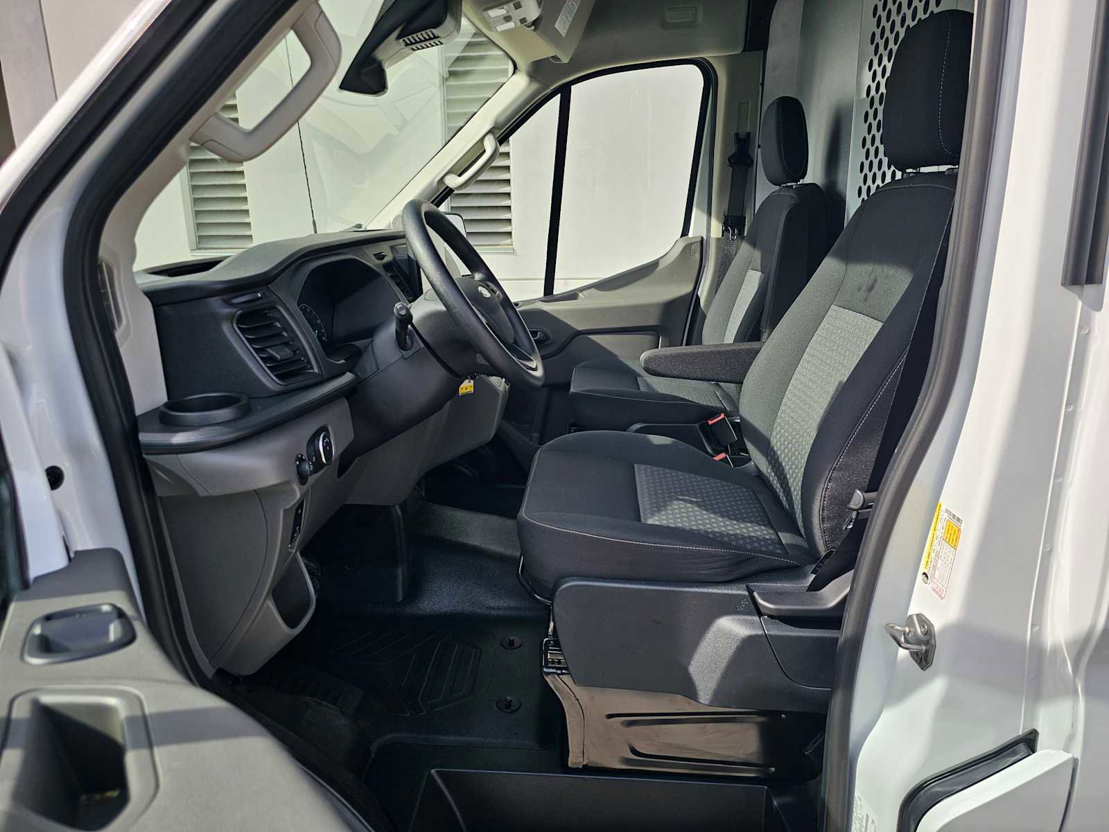 Used 2023 Ford E-Transit Medium Roof image 19