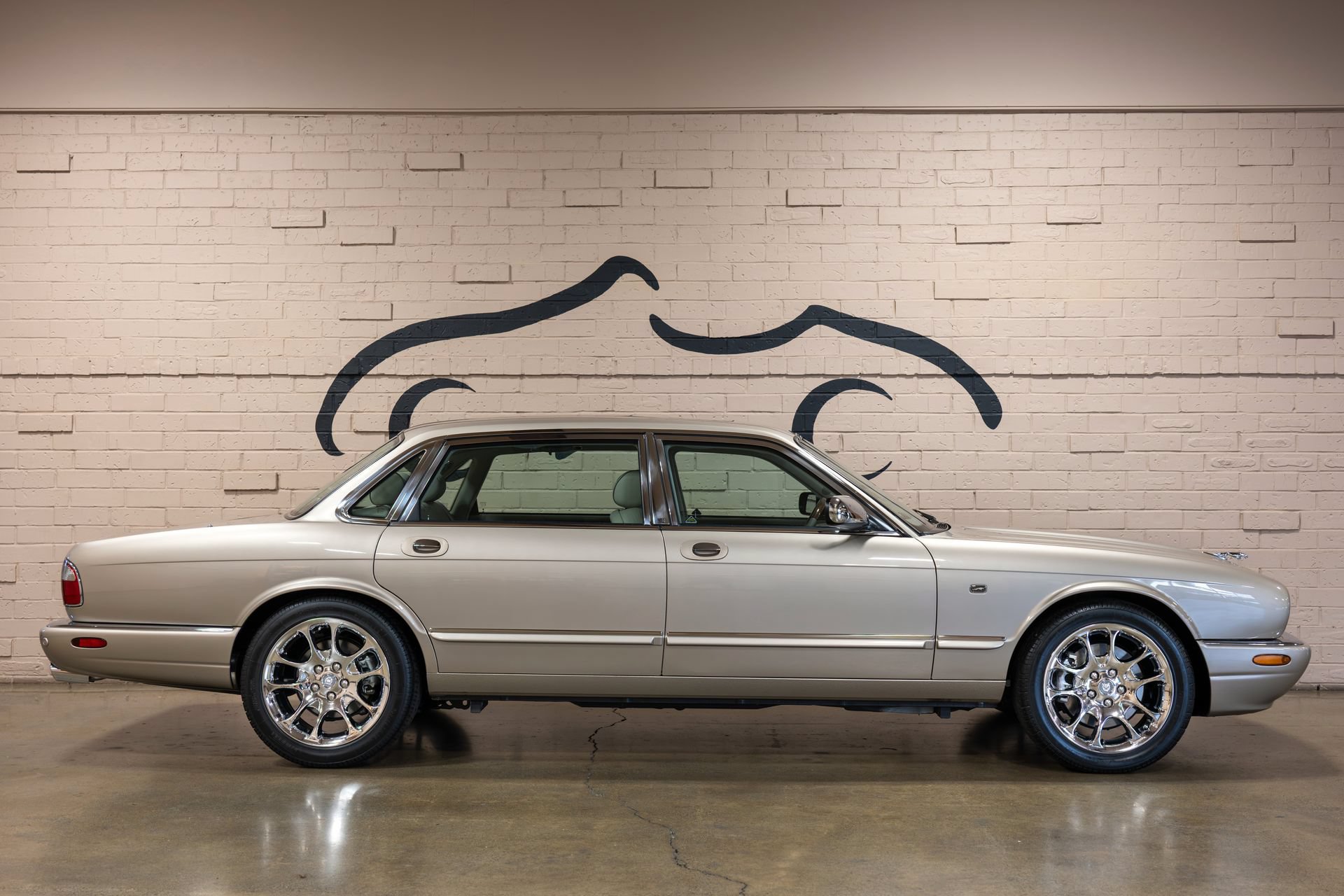 Used 2001 Jaguar XJ Supercharged RWD image 3