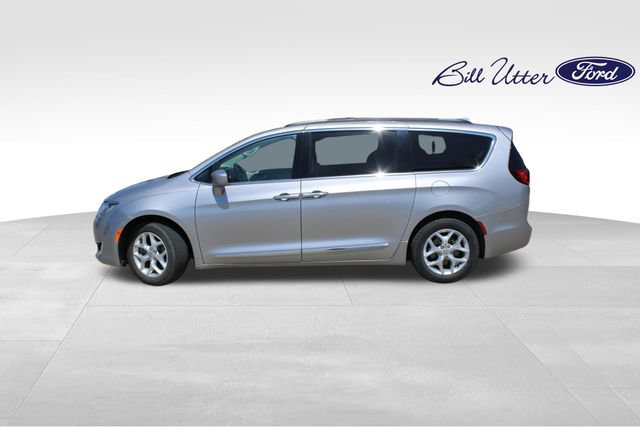 Used 2017 Chrysler Pacifica Touring-L w/ Tire & Wheel Group FWD image 8