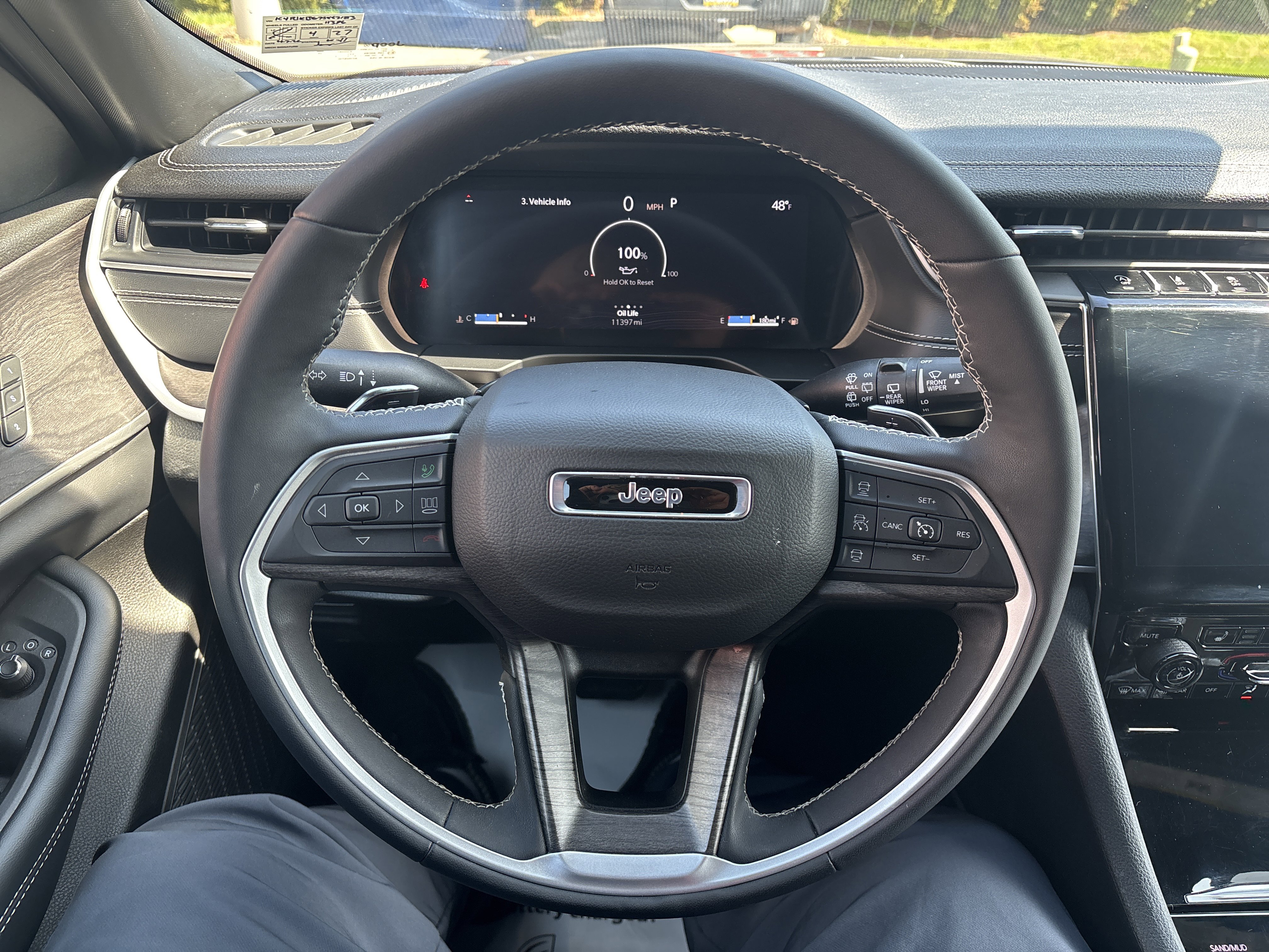 Used 2025 Jeep Grand Cherokee L Limited w/ Luxury Tech Group II image 19