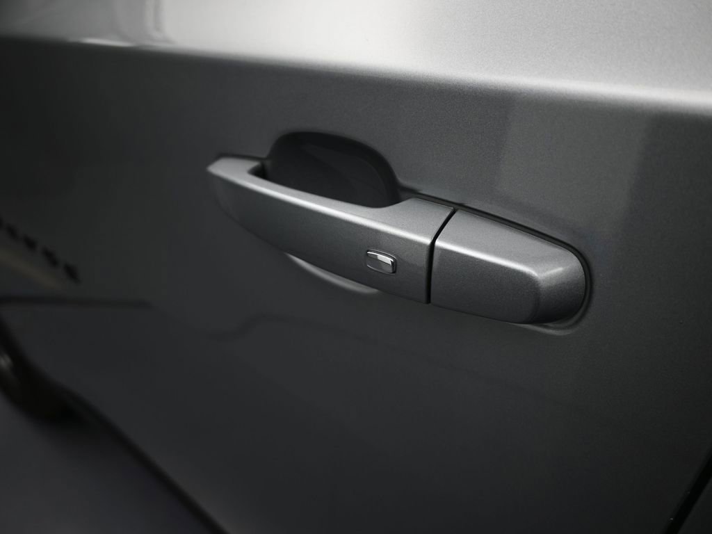 Used 2023 Chevrolet Traverse RS image 38