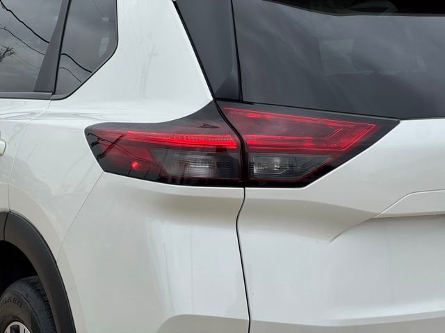 Used 2023 Nissan Rogue SV image 7