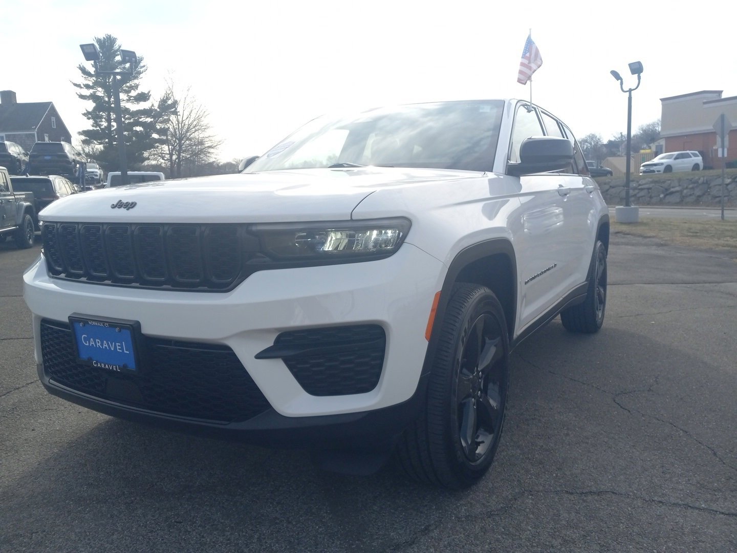 Used 2025 Jeep Grand Cherokee Altitude image 2