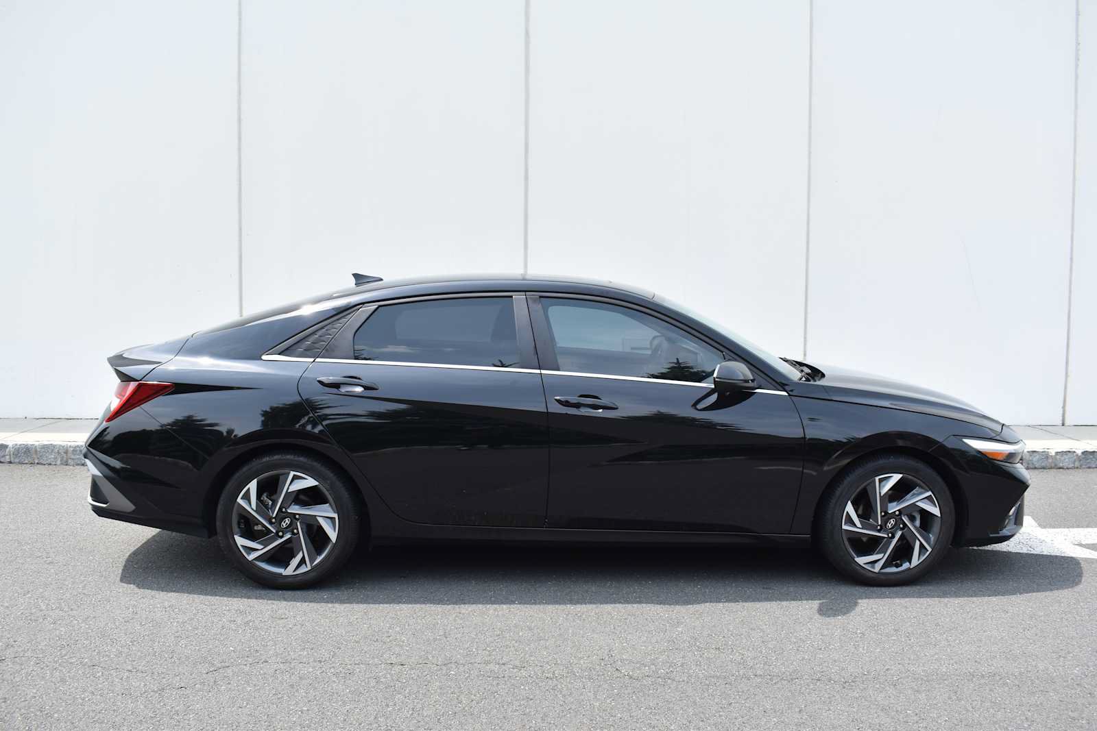Used 2024 Hyundai Elantra Limited FWD image 4