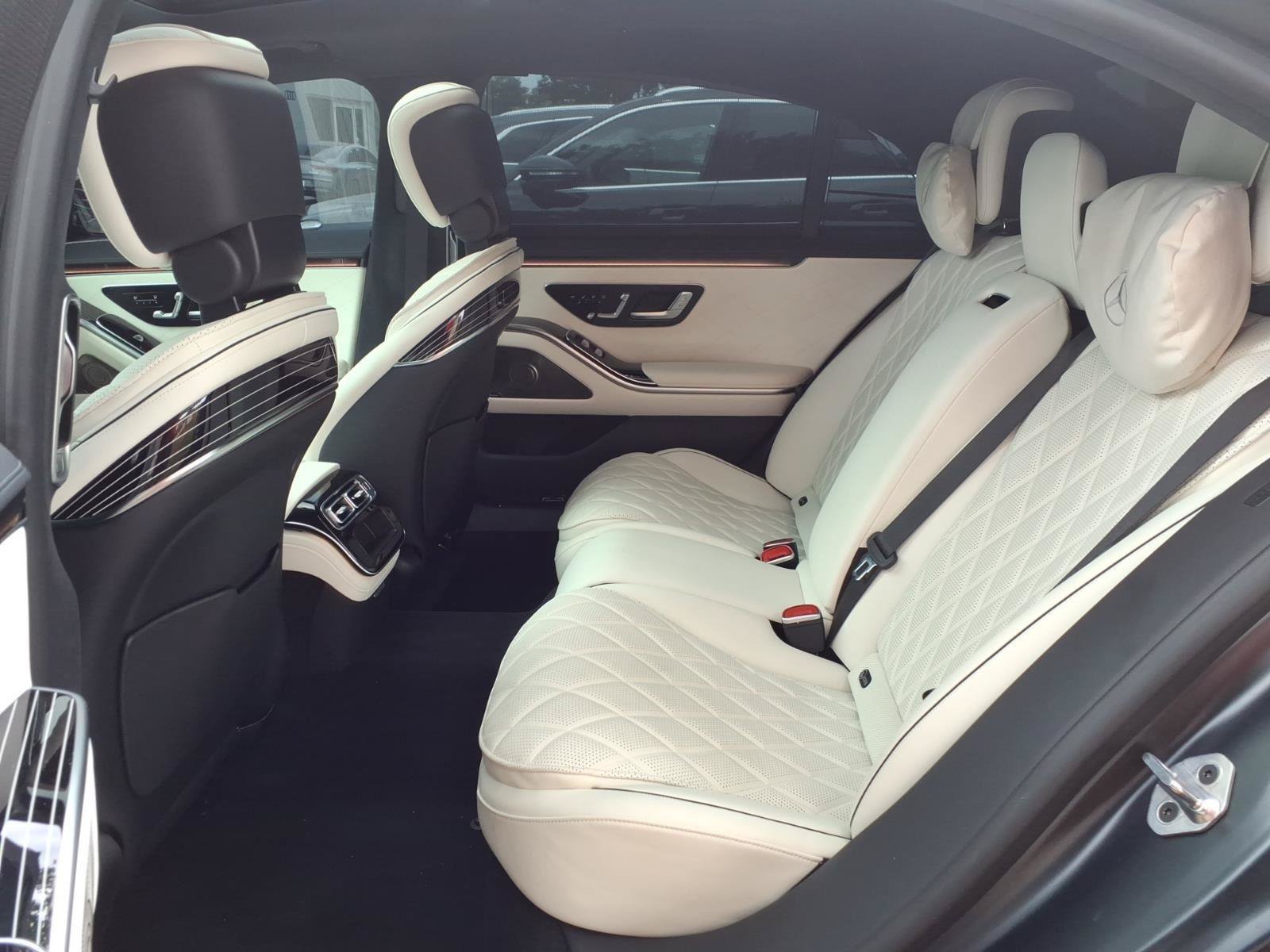 Used 2022 Mercedes-Benz S 580 4MATIC Sedan w/ AMG Line Package image 19