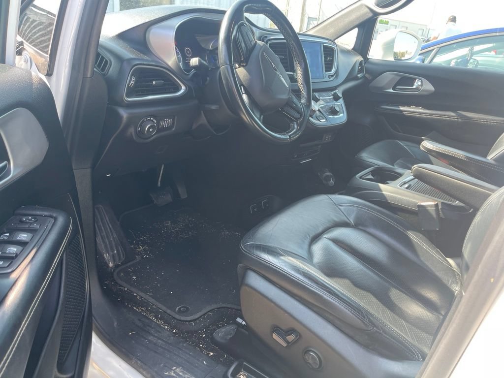 Used 2019 Chrysler Pacifica Touring-L Plus w/ S Appearance Package FWD image 12