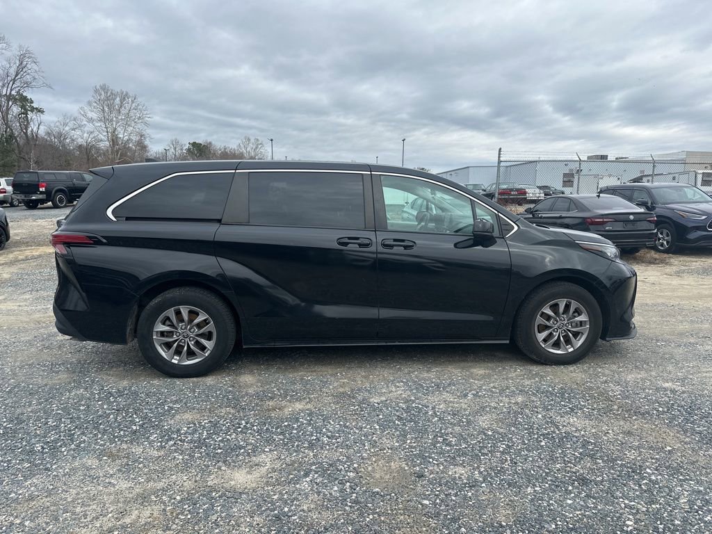 Used 2022 Toyota Sienna LE image 6