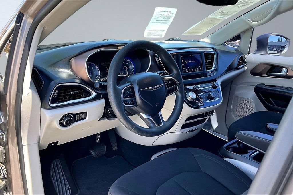 Used 2018 Chrysler Pacifica Touring Plus w/ Tire & Wheel Group FWD image 4