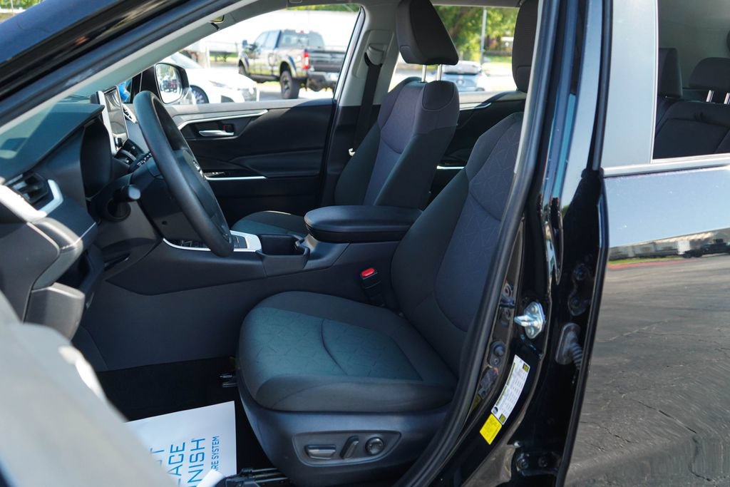 Used 2025 Toyota RAV4 XLE AWD/4WD image 6