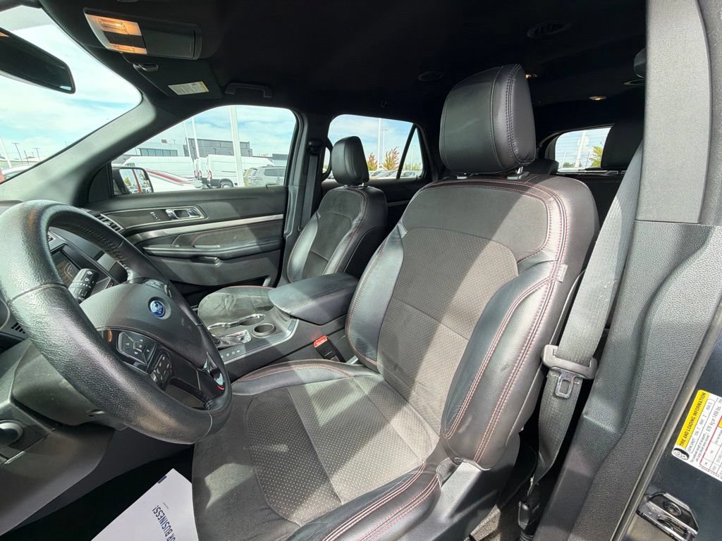 Used 2018 Ford Explorer XLT w/ Equipment Group 202A FWD image 12