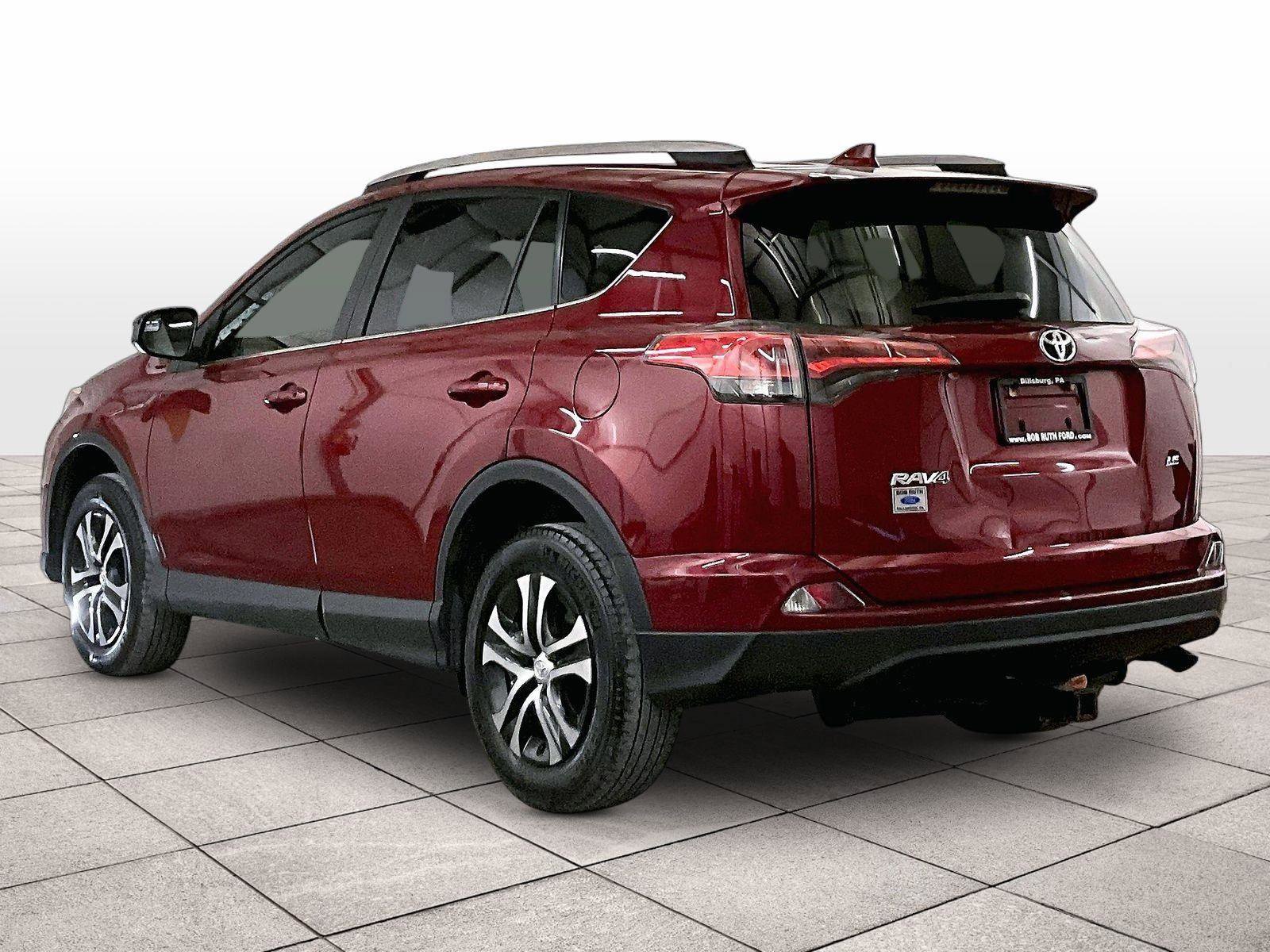 Used 2018 Toyota RAV4 LE FWD image 10