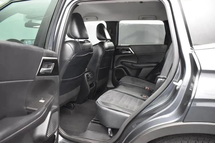 Used 2024 Mitsubishi Outlander FWD image 15