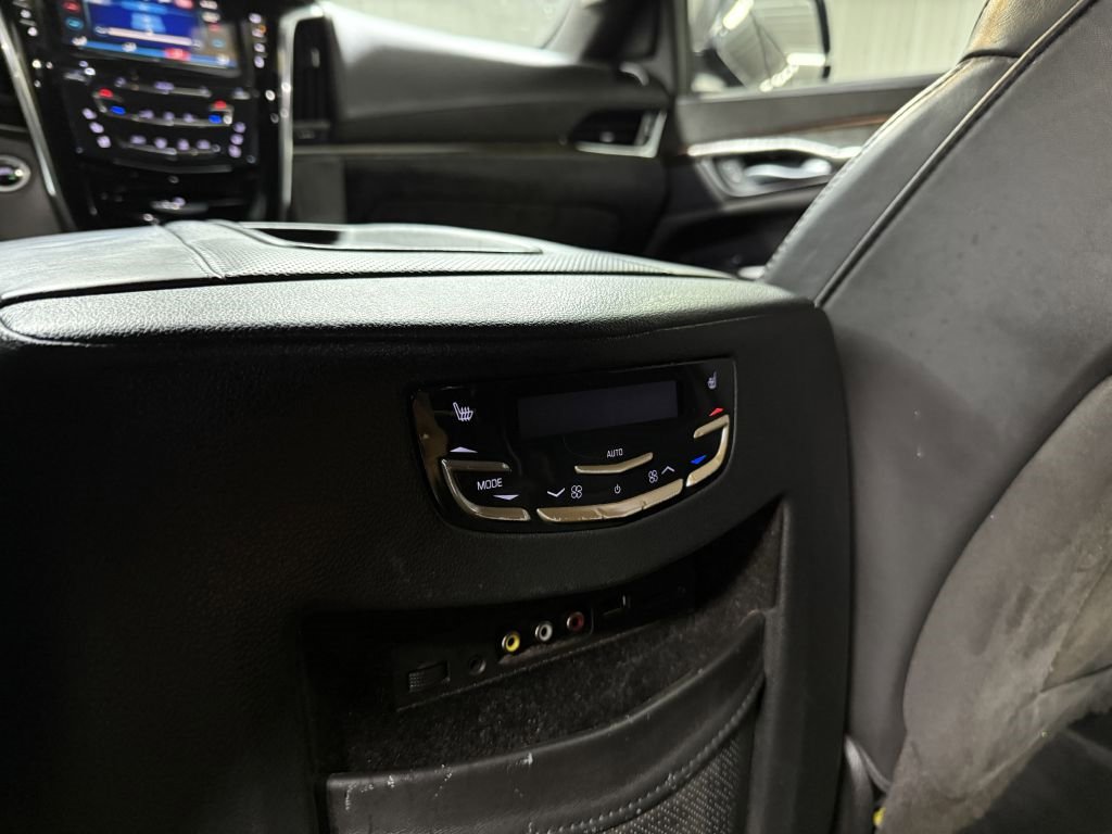 Used 2016 Cadillac Escalade ESV Platinum image 29