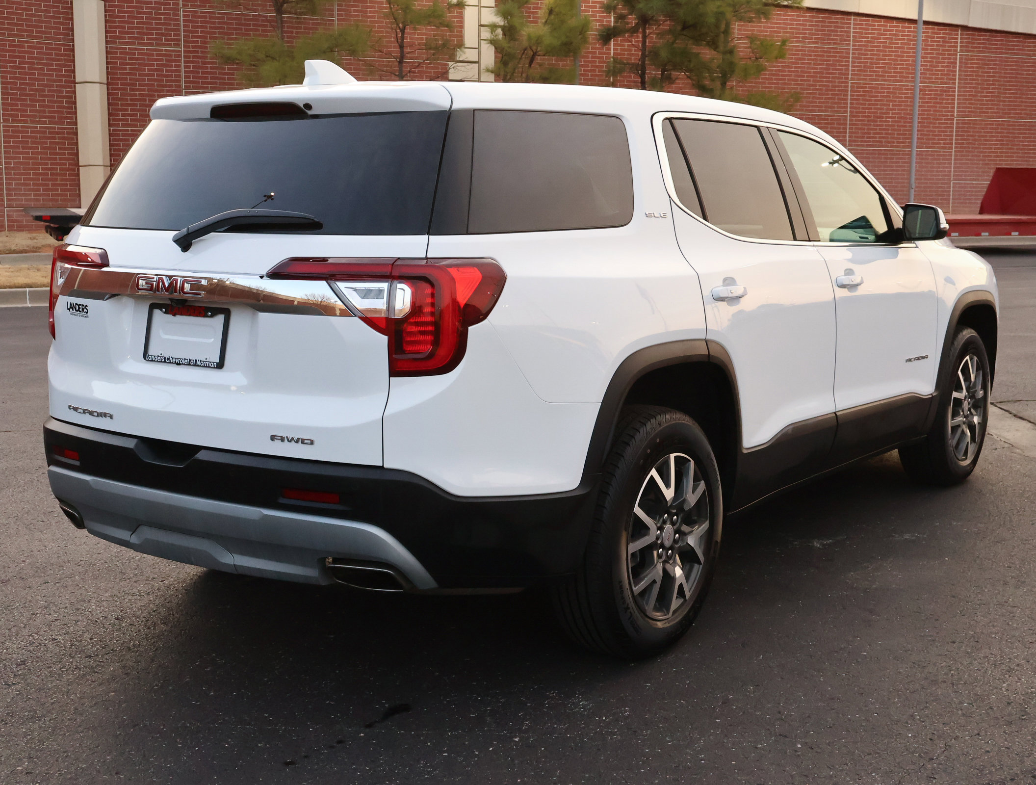 Used 2023 GMC Acadia SLE image 28