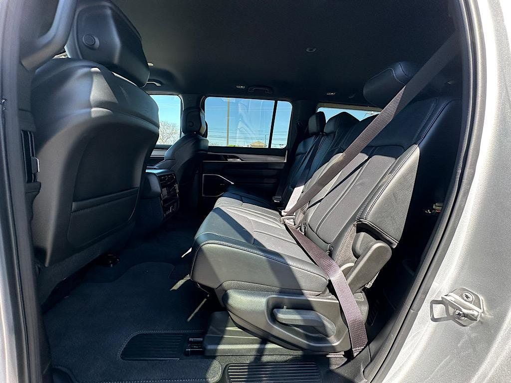 Used 2025 Jeep Wagoneer L Series II w/ 8-pass Seating Package AWD/4WD image 18