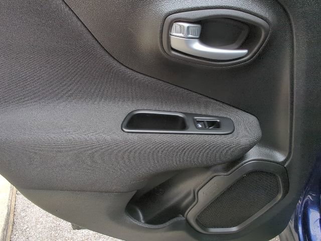 Used 2019 Jeep Renegade Latitude w/ Cold Weather Group image 18