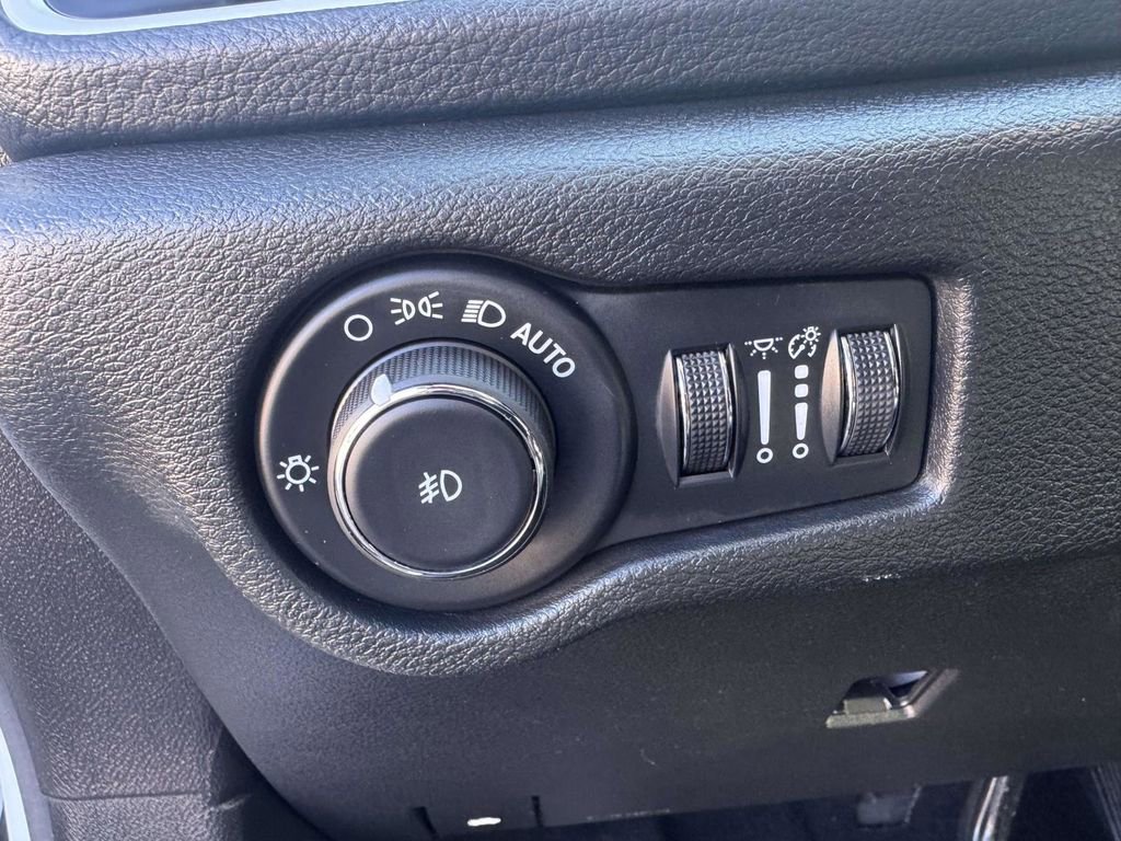Used 2024 Chrysler Pacifica Limited FWD image 18