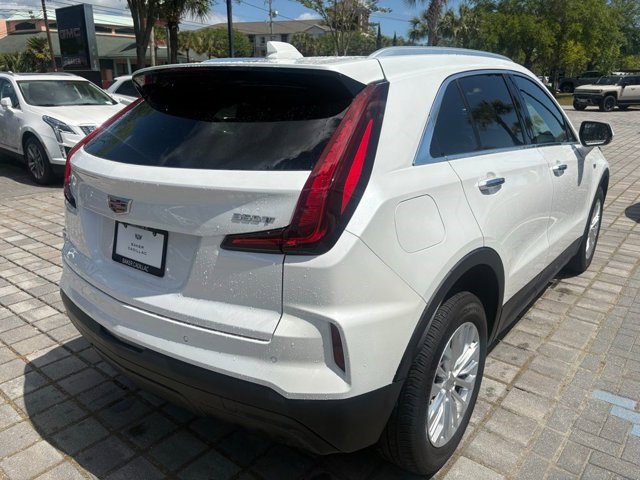 Certified 2024 Cadillac XT4 Luxury w/ Cold Weather Package FWD image 11