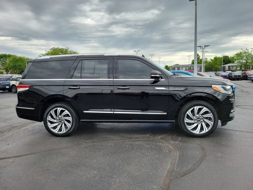 Certified 2024 Lincoln Navigator Reserve AWD/4WD image 3