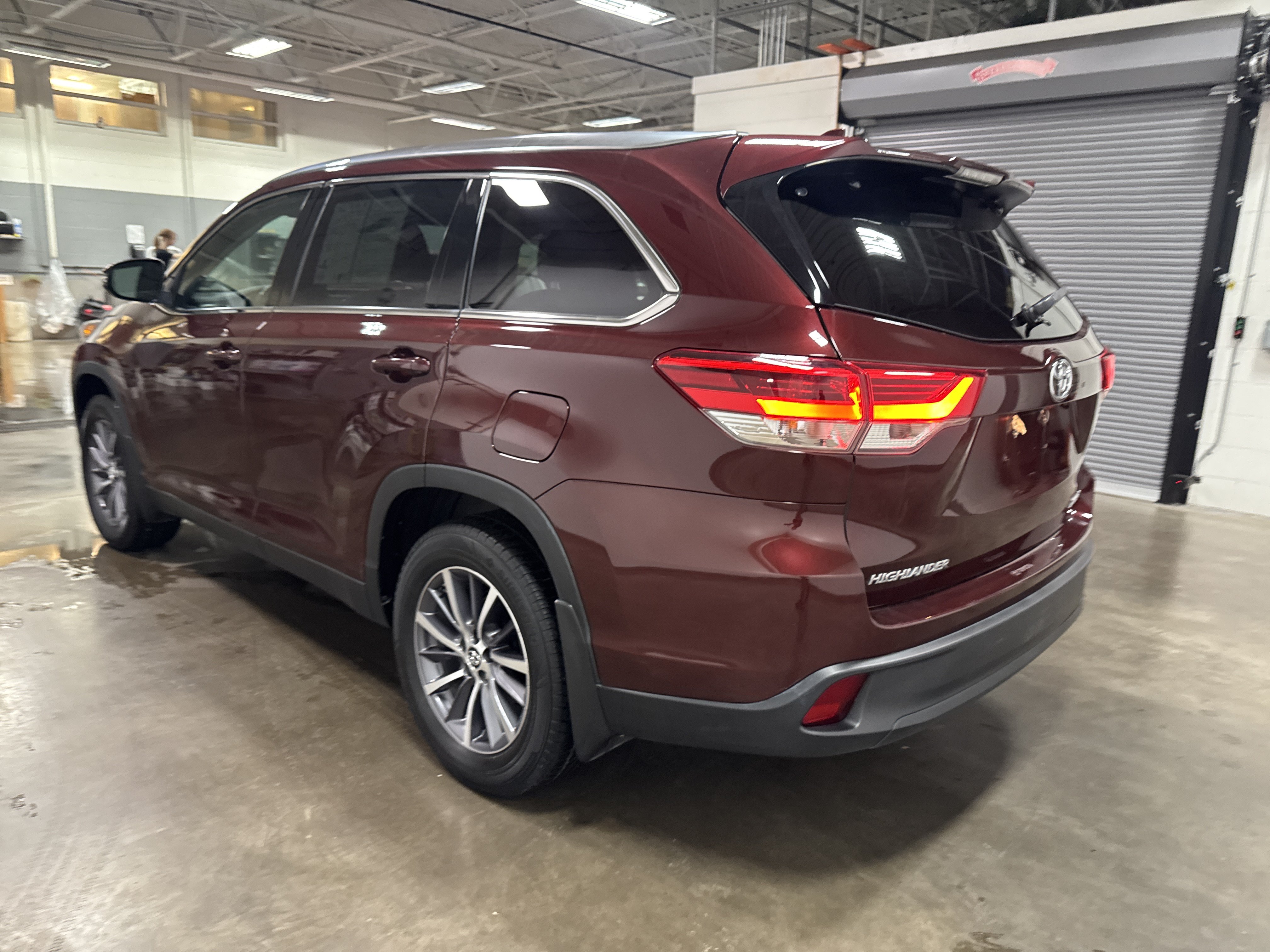 Used 2019 Toyota Highlander XLE AWD/4WD image 5